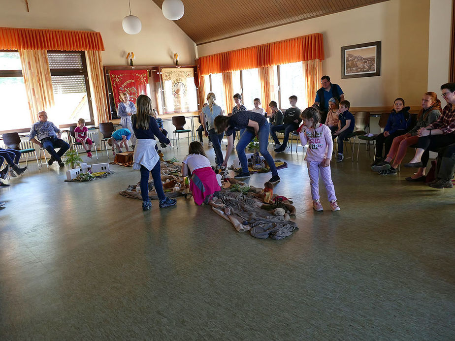 Kinderkarfreitagsliturgie im Gemeindezentrum (Foto: Karl-Franz Thiede)